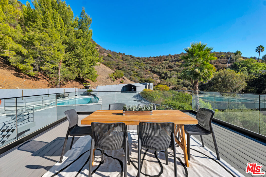 7966 Mulholland Dr