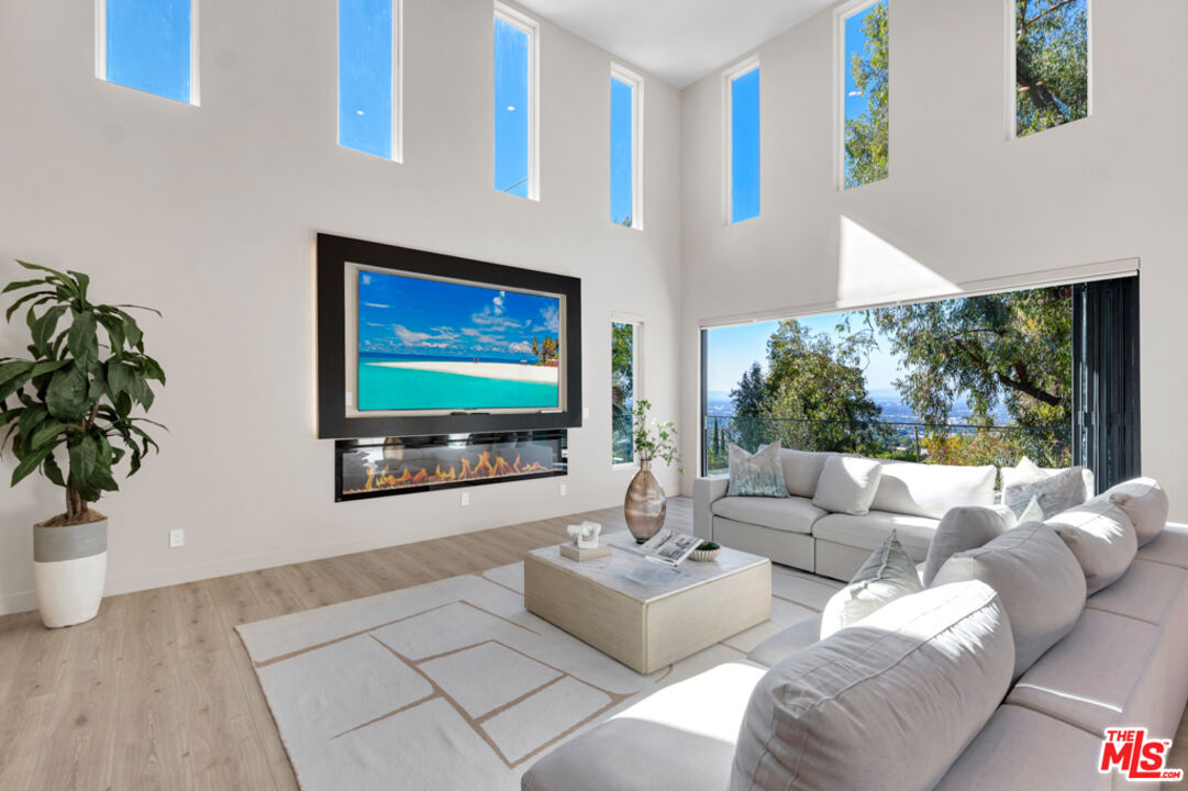 7966 Mulholland Dr