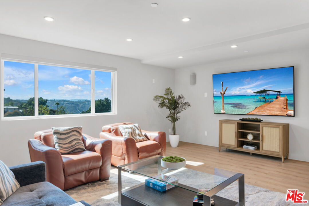 7966 Mulholland Dr