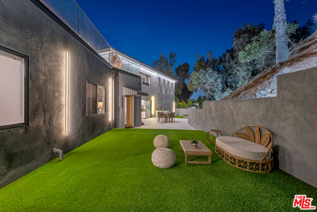 7966 Mulholland Dr