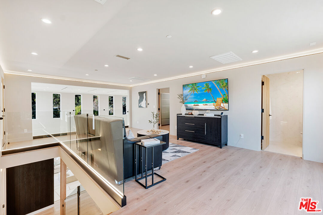 7966 Mulholland Dr