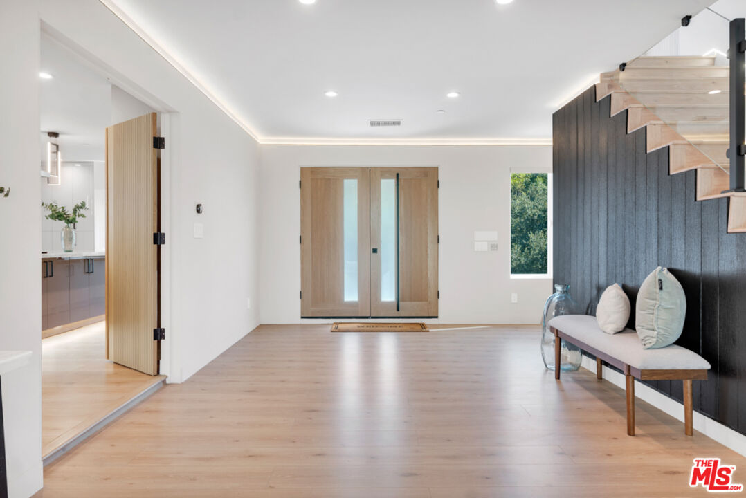 7966 Mulholland Dr