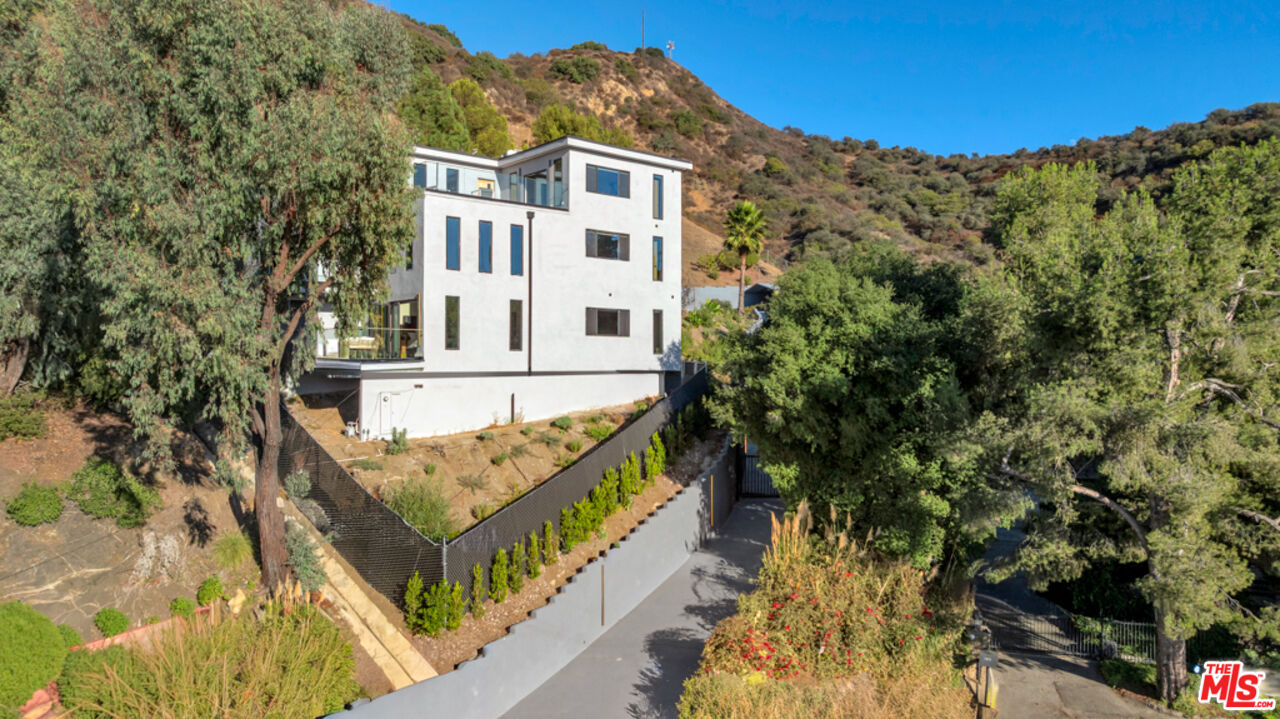 7966 Mulholland Dr