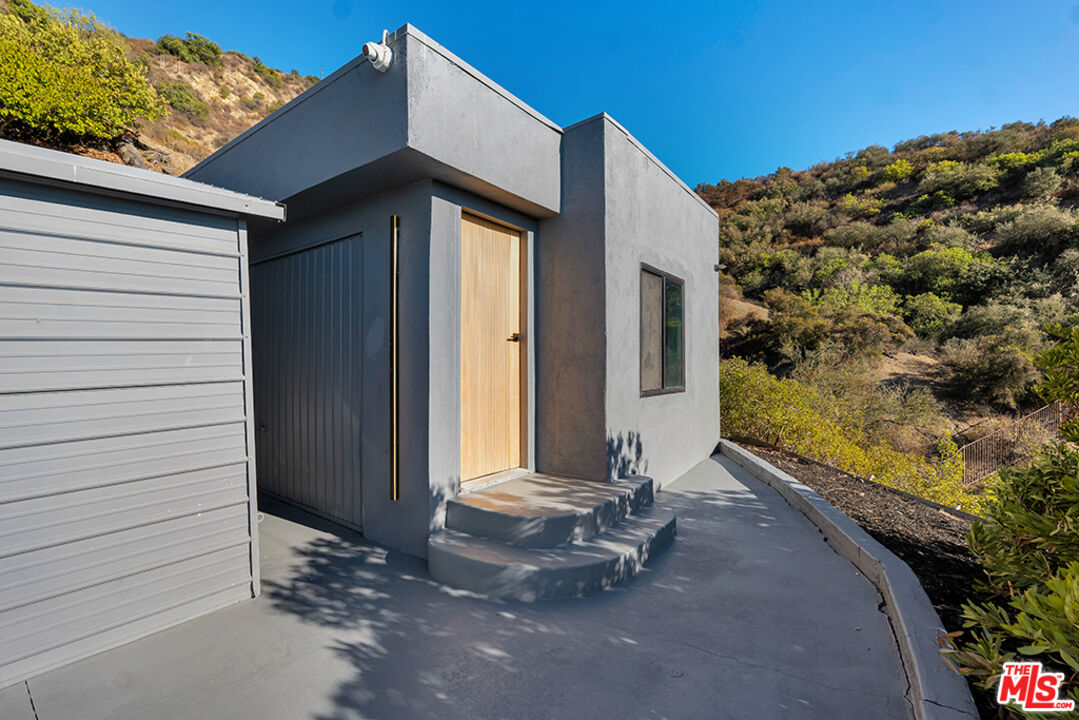 7966 Mulholland Dr