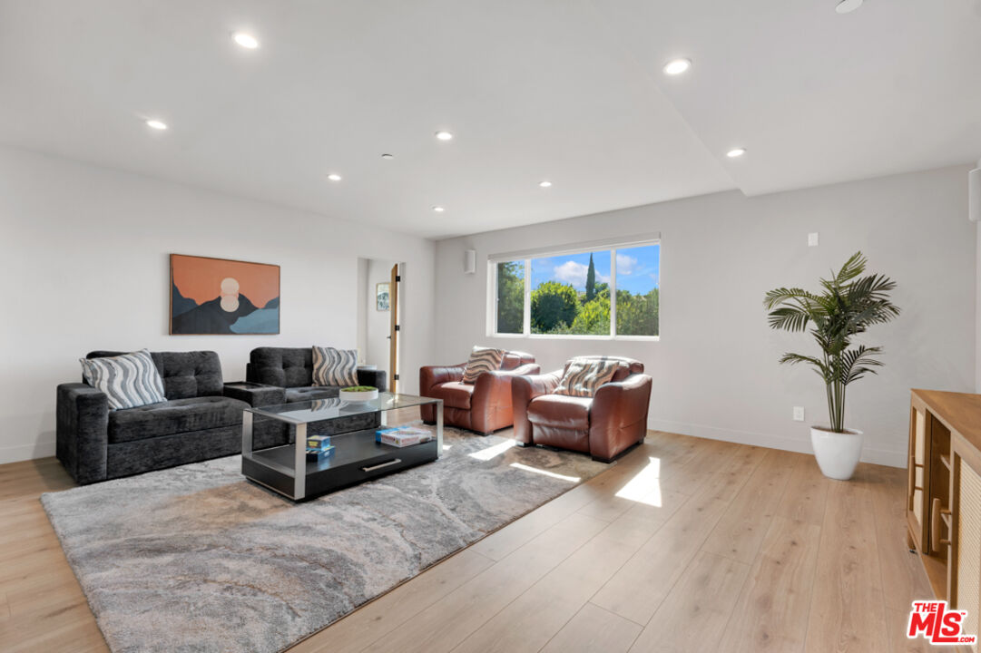 7966 Mulholland Dr