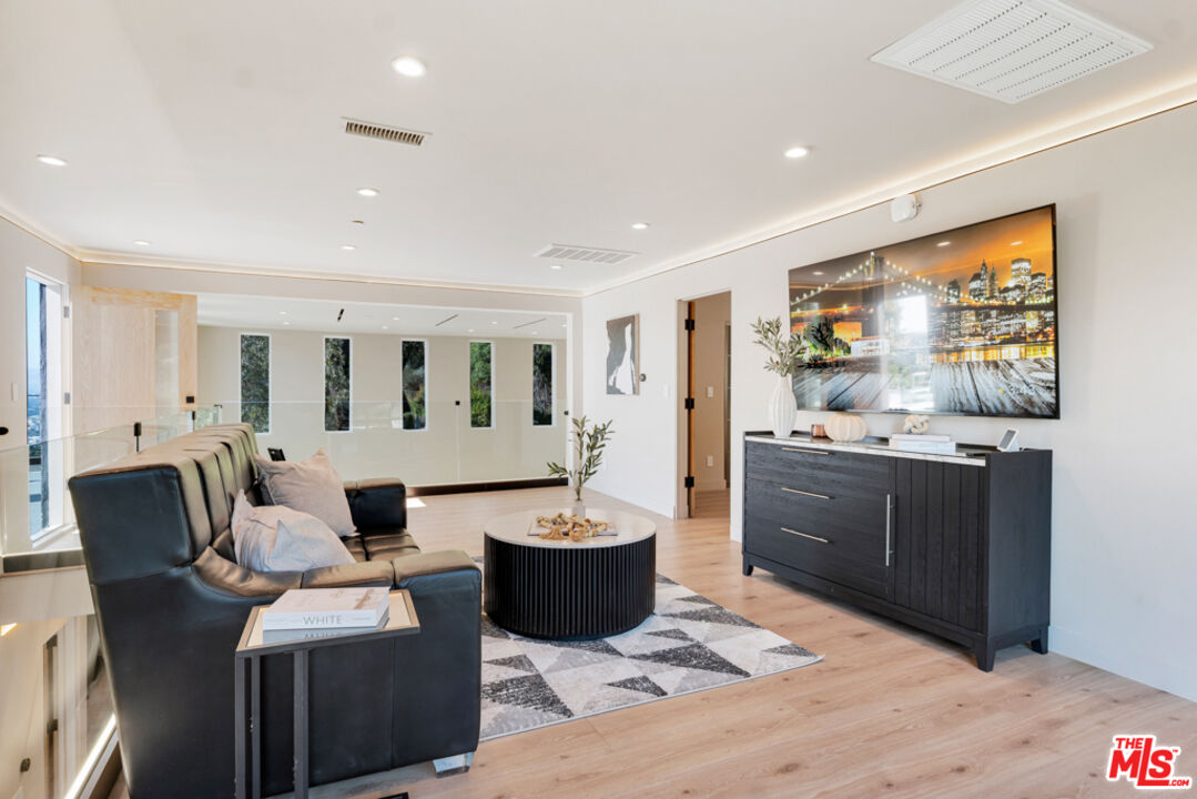 7966 Mulholland Dr