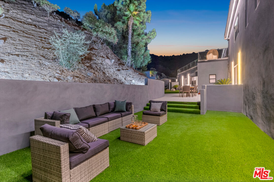 7966 Mulholland Dr