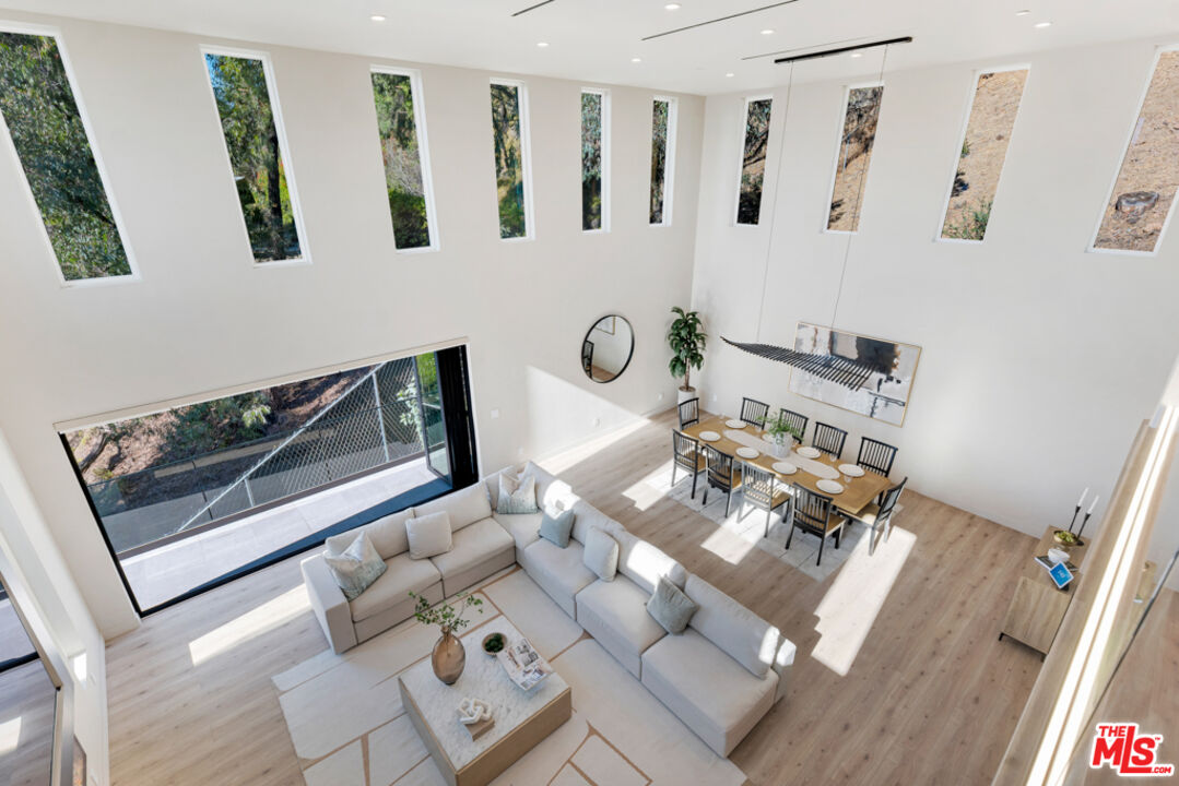 7966 Mulholland Dr