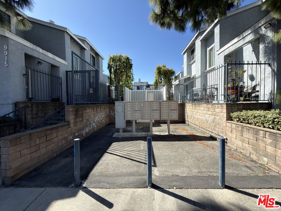 9915 Variel Ave Unit: 18