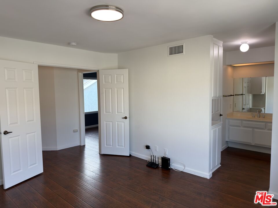 9915 Variel Ave Unit: 18