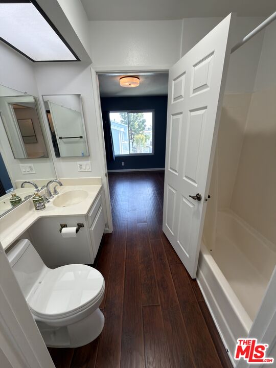 9915 Variel Ave Unit: 18