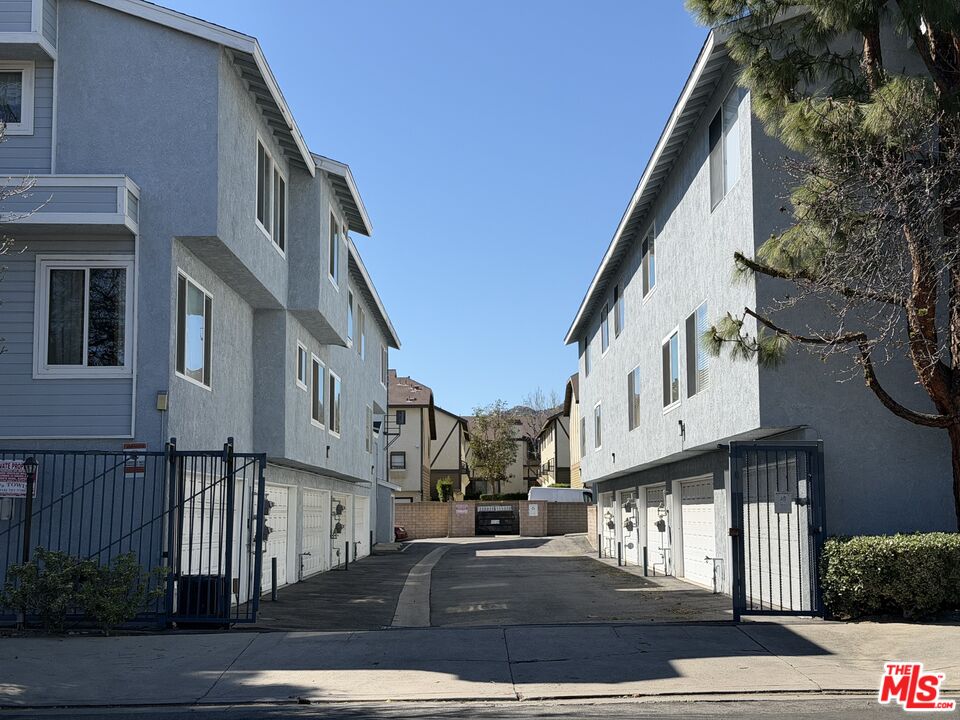 9915 Variel Ave Unit: 18
