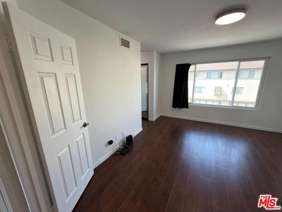 9915 Variel Ave Unit: 18