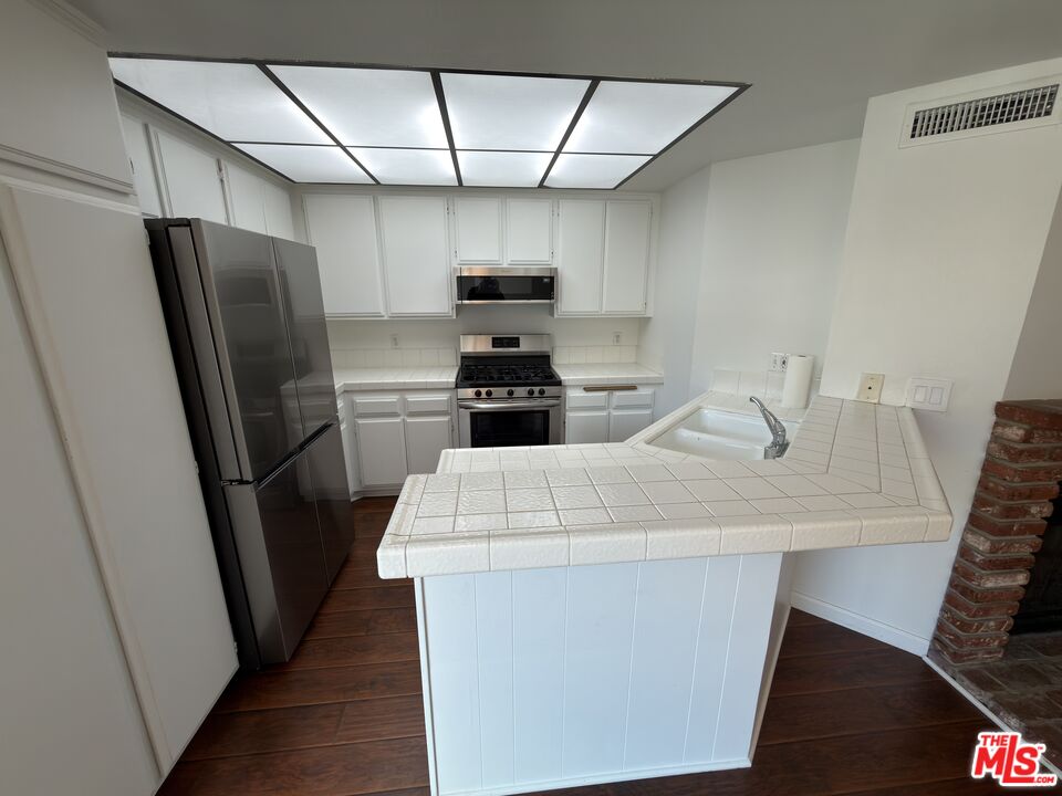 9915 Variel Ave Unit: 18