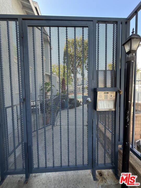 9915 Variel Ave Unit: 18