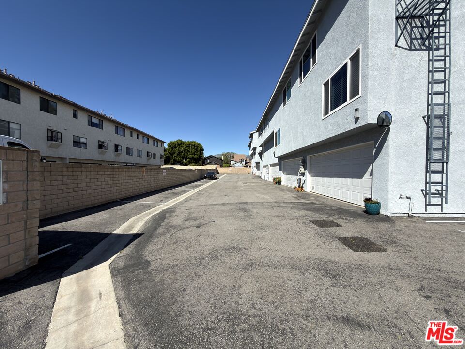 9915 Variel Ave Unit: 18