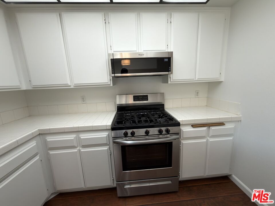 9915 Variel Ave Unit: 18