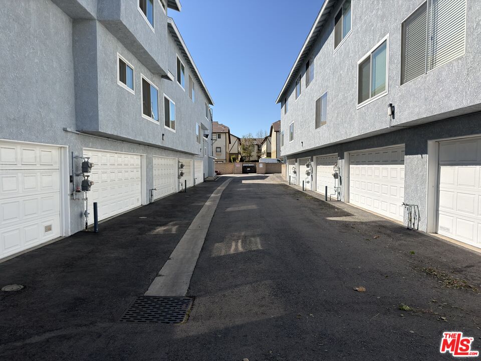 9915 Variel Ave Unit: 18