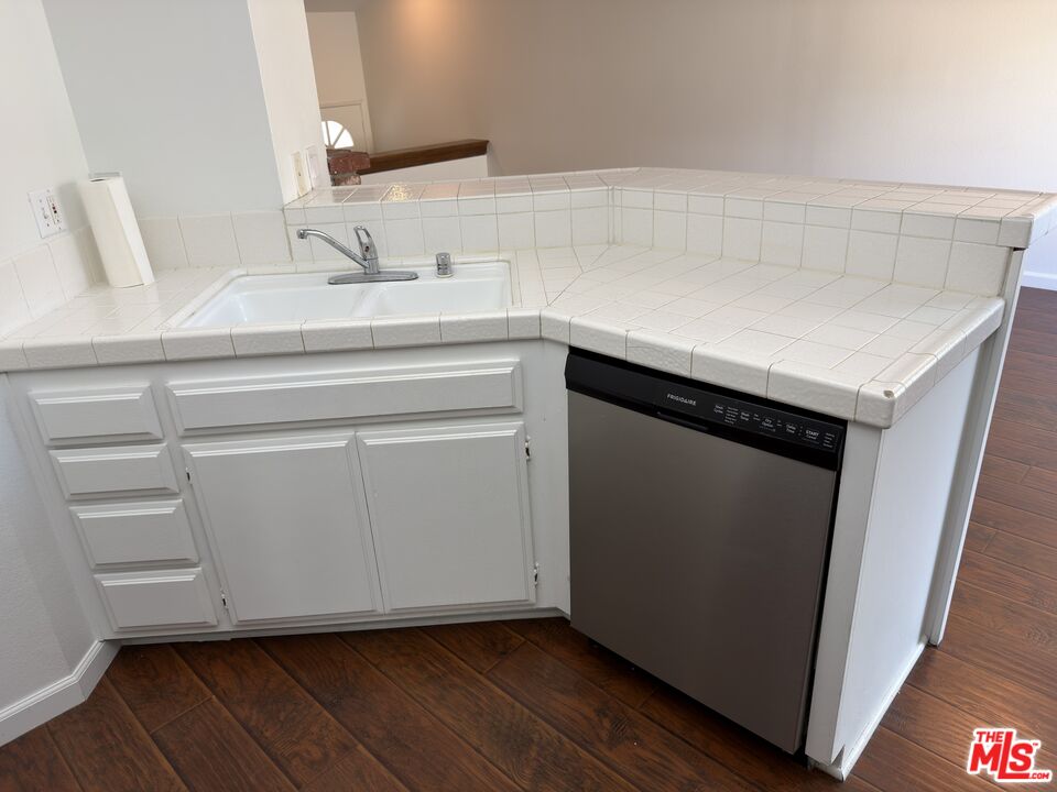 9915 Variel Ave Unit: 18