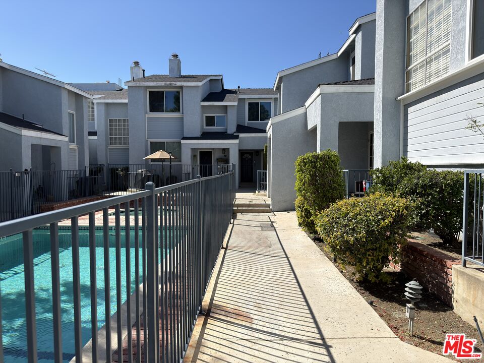 9915 Variel Ave Unit: 18
