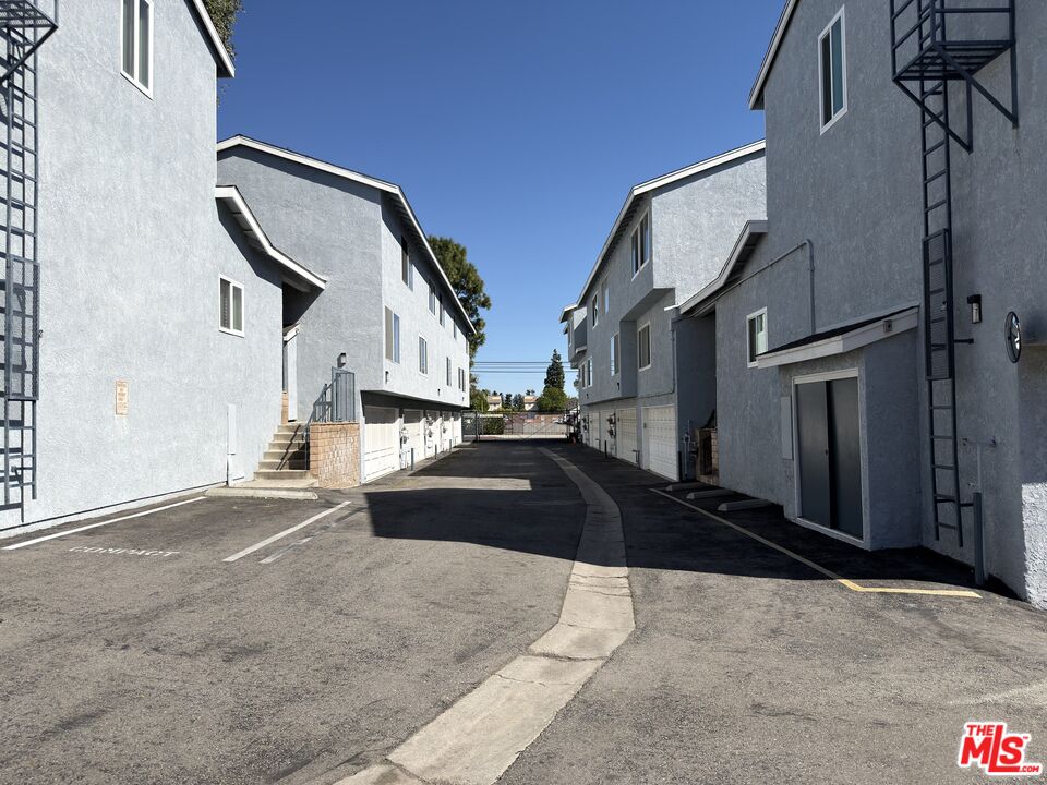 9915 Variel Ave Unit: 18