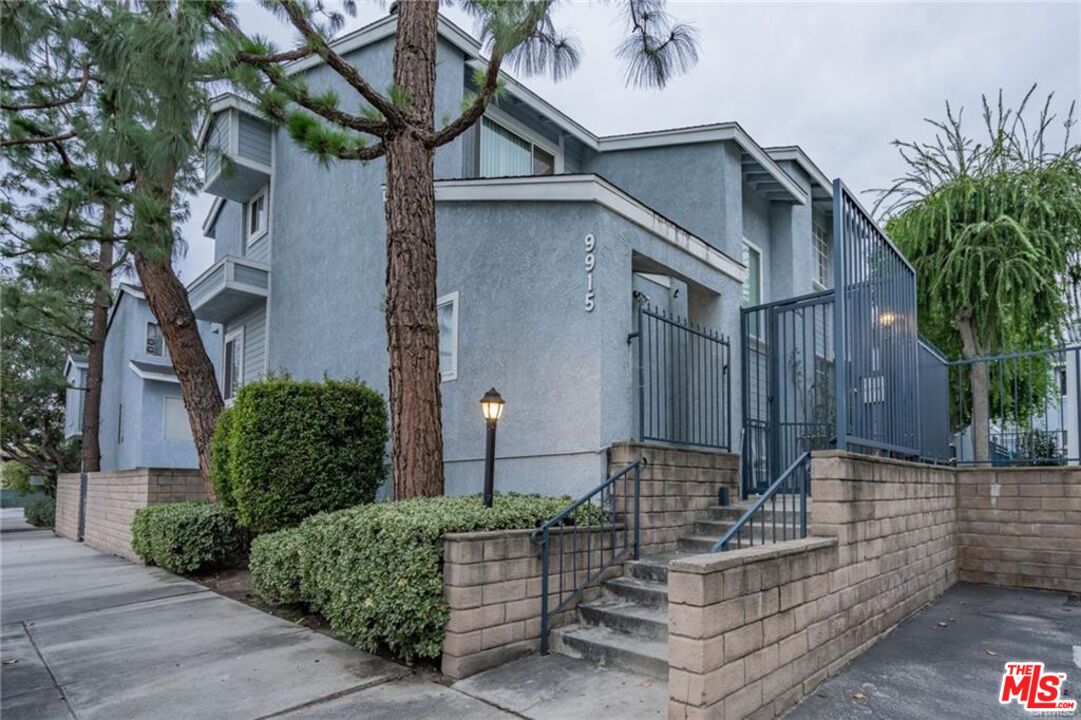 9915 Variel Ave Unit: 18
