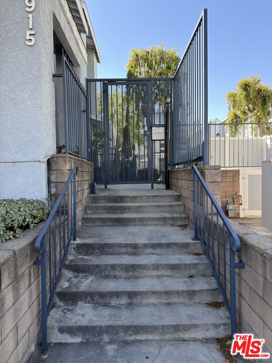 9915 Variel Ave Unit: 18