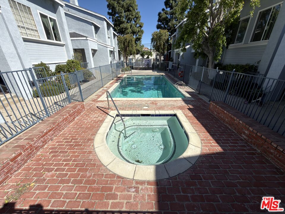9915 Variel Ave Unit: 18
