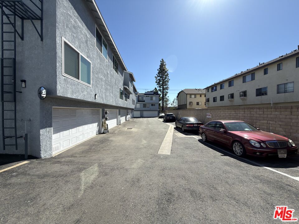 9915 Variel Ave Unit: 18
