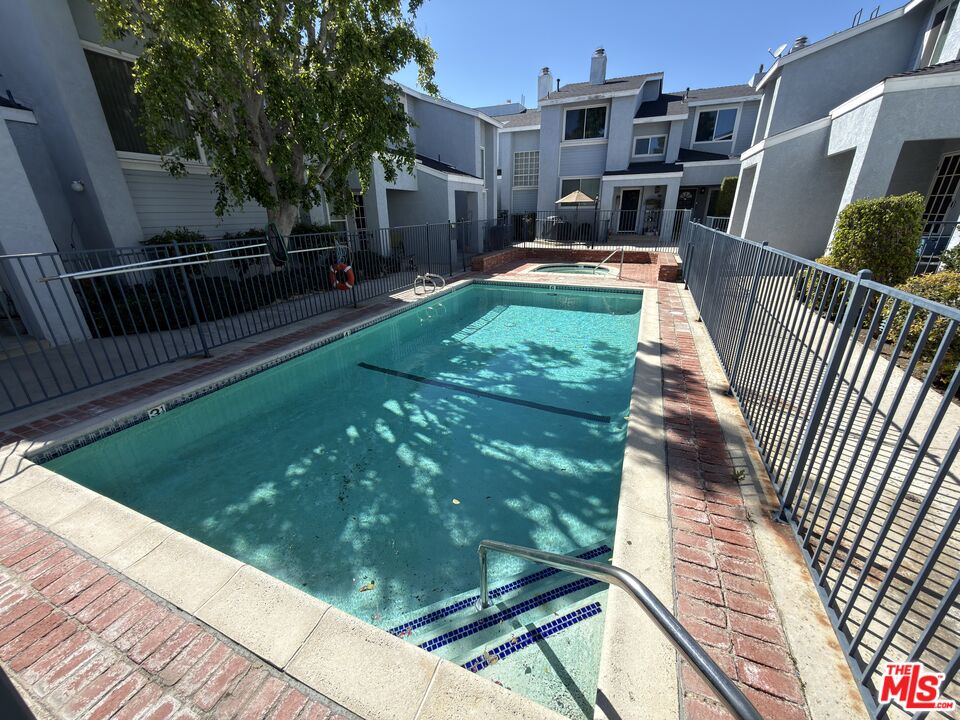 9915 Variel Ave Unit: 18