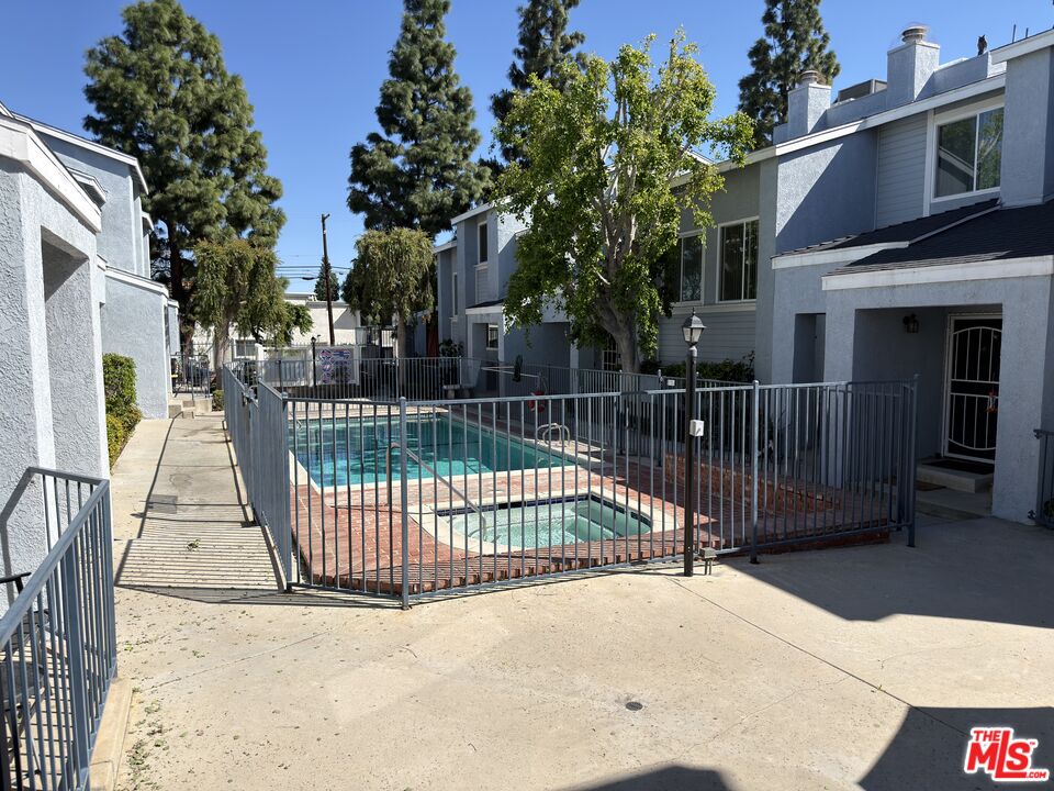 9915 Variel Ave Unit: 18