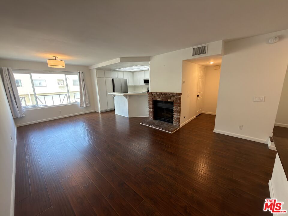 9915 Variel Ave Unit: 18