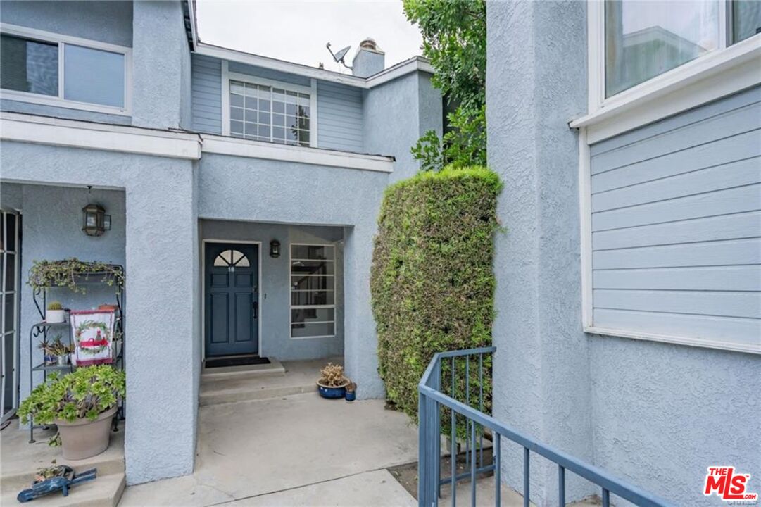 9915 Variel Ave Unit: 18