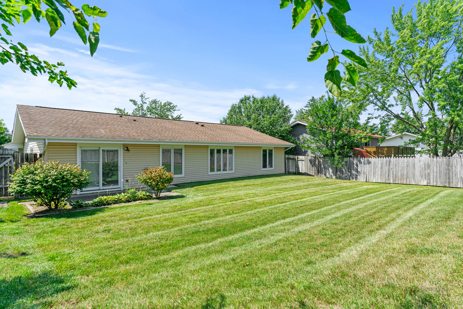 810 W Lakeside Plaza