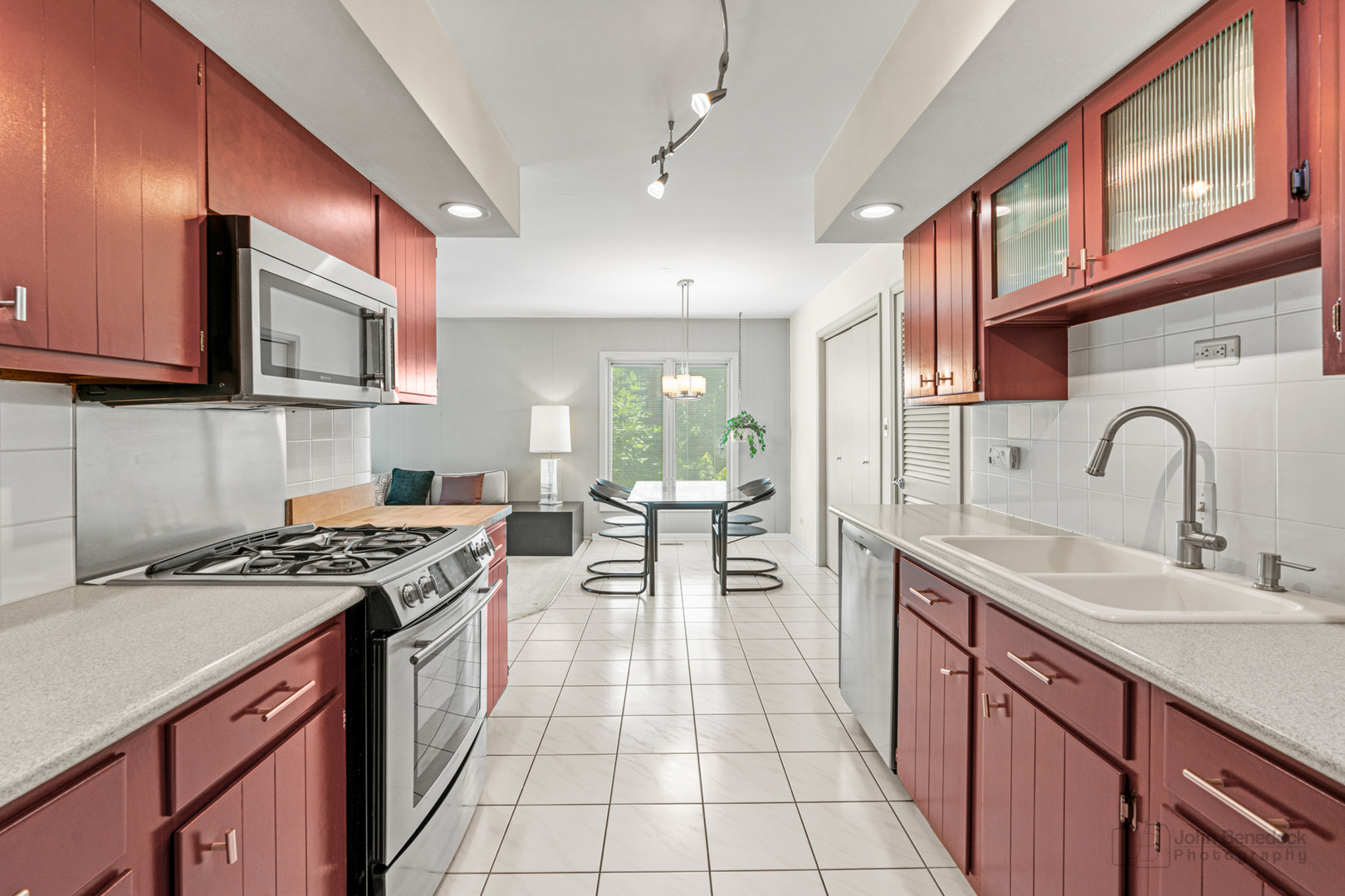 810 W Lakeside Plaza