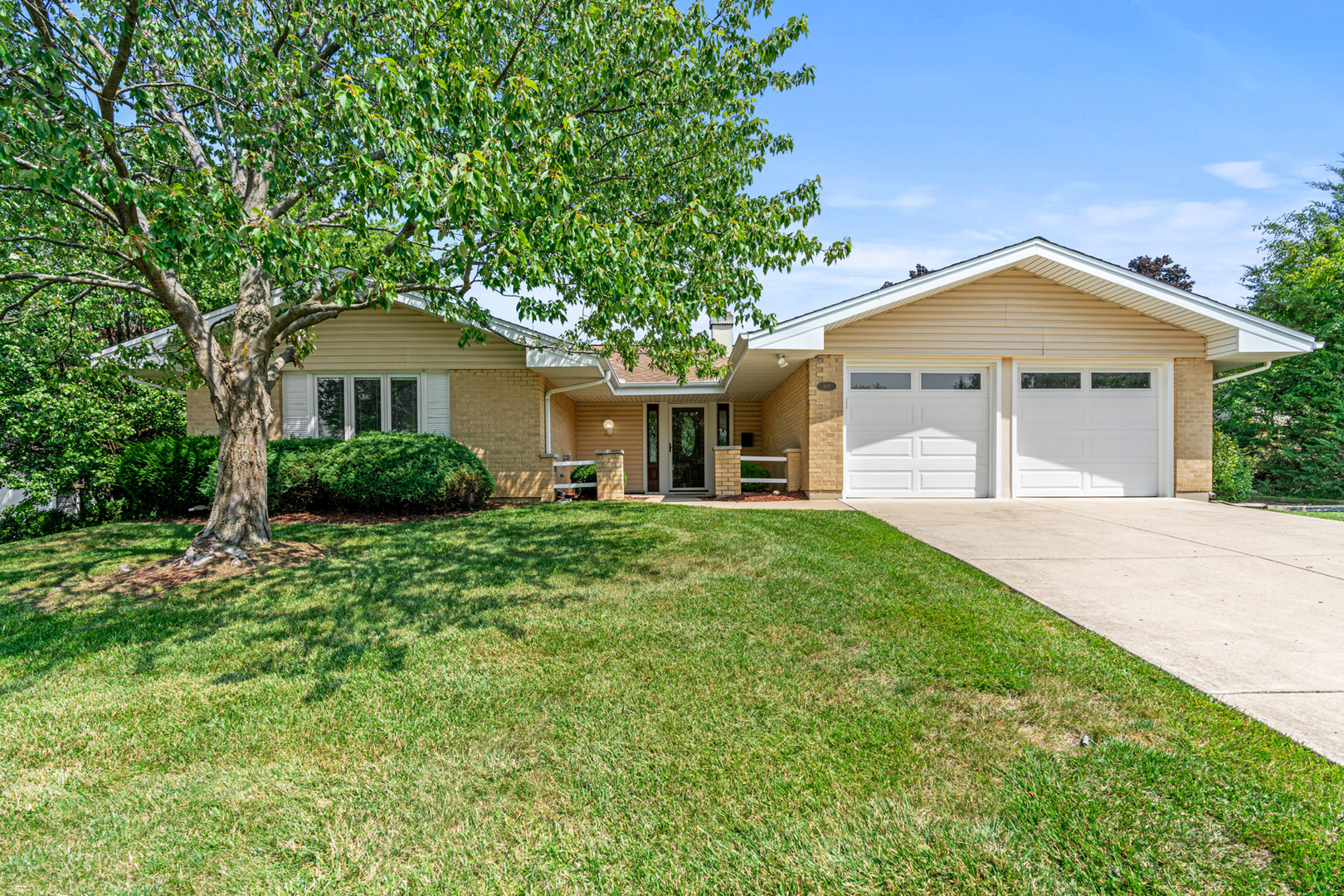810 W Lakeside Plaza