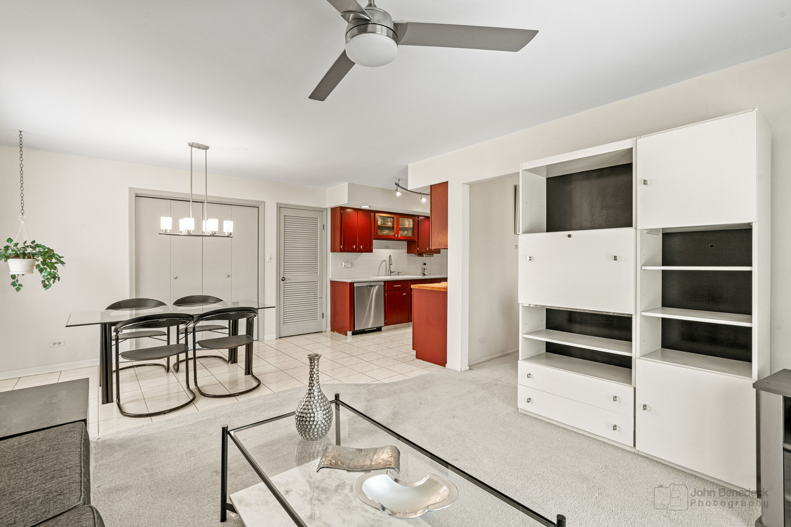 810 W Lakeside Plaza