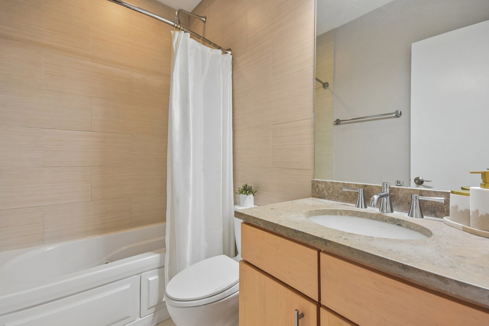 1714 W Grace Street Unit: 2W