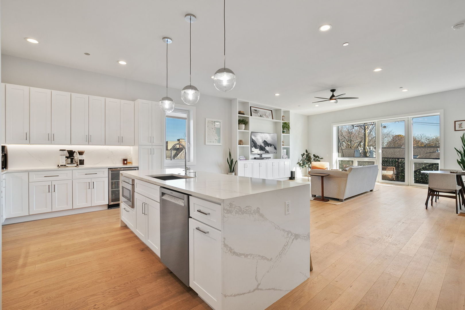 5113 N Lincoln Avenue Unit: 303