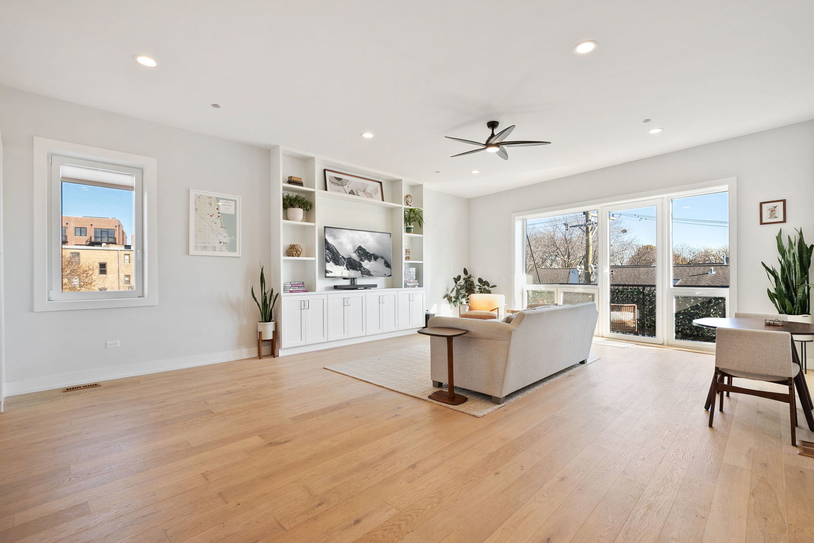 5113 N Lincoln Avenue Unit: 303