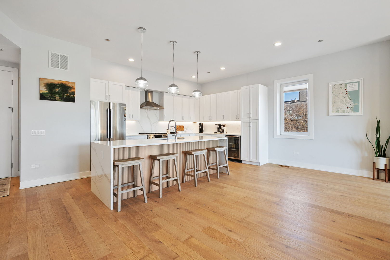 5113 N Lincoln Avenue Unit: 303