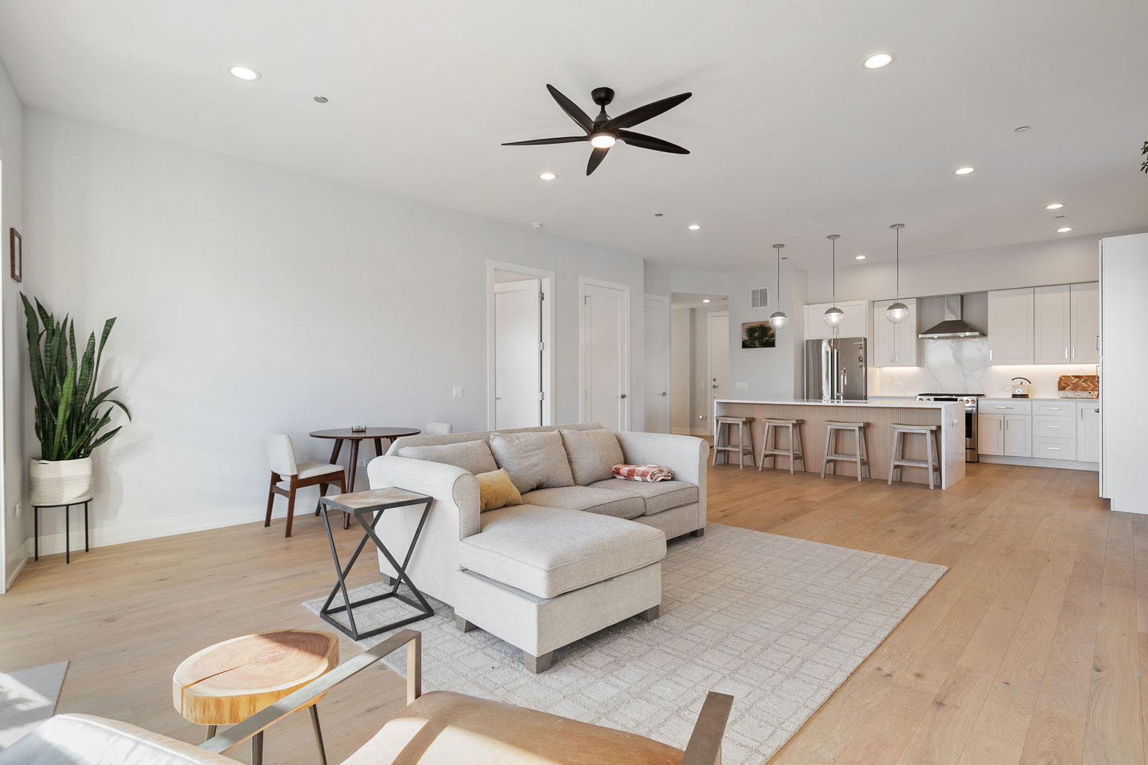 5113 N Lincoln Avenue Unit: 303