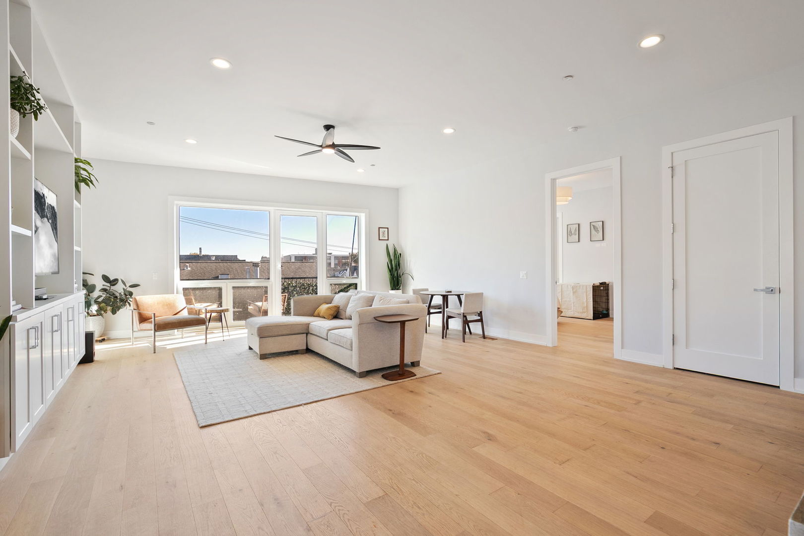 5113 N Lincoln Avenue Unit: 303
