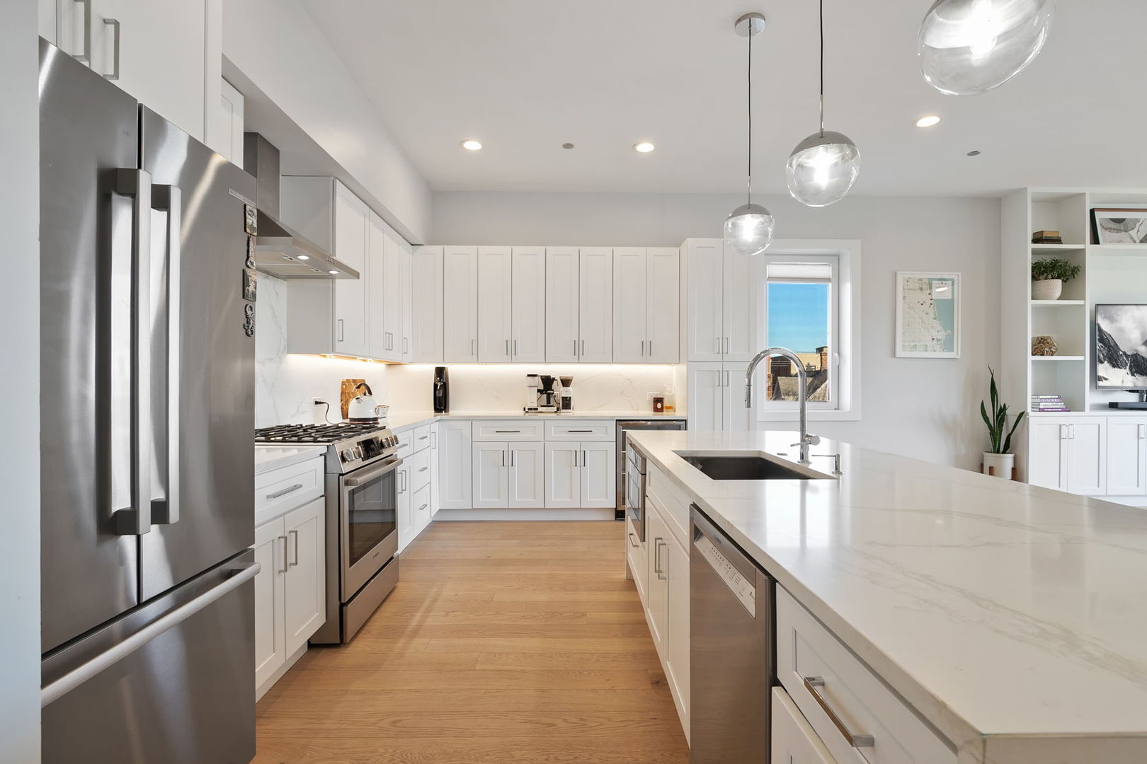 5113 N Lincoln Avenue Unit: 303
