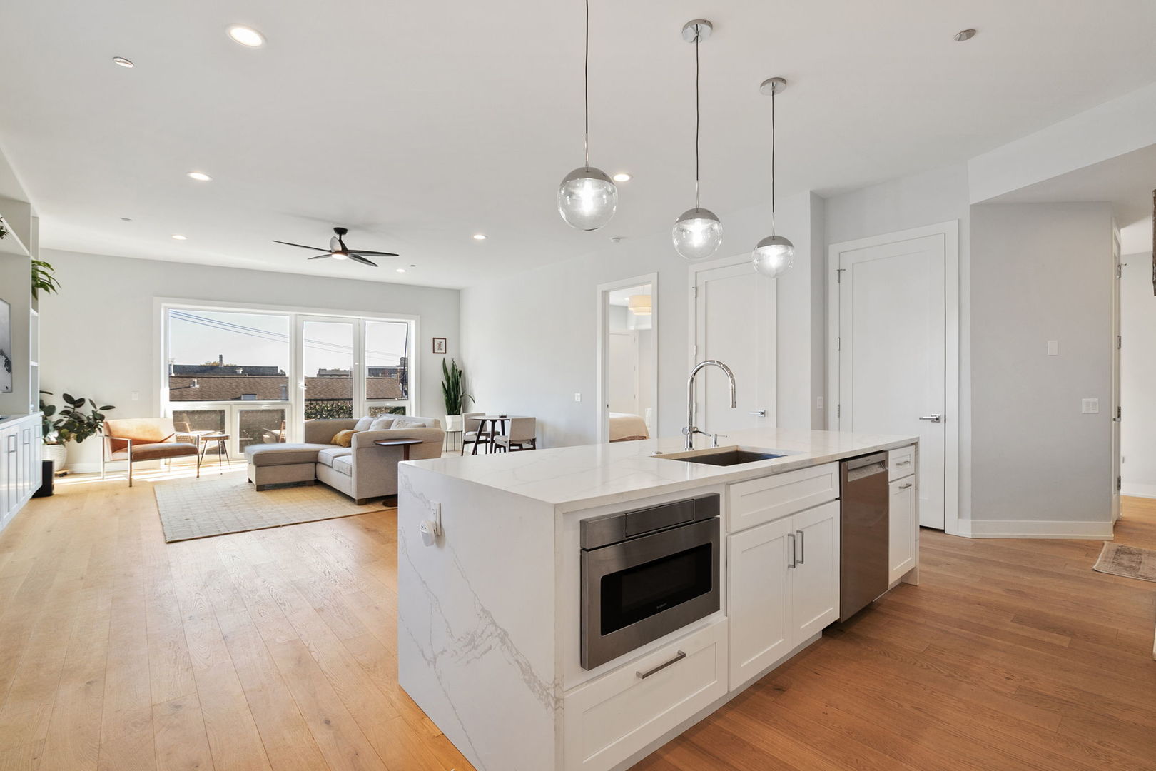 5113 N Lincoln Avenue Unit: 303