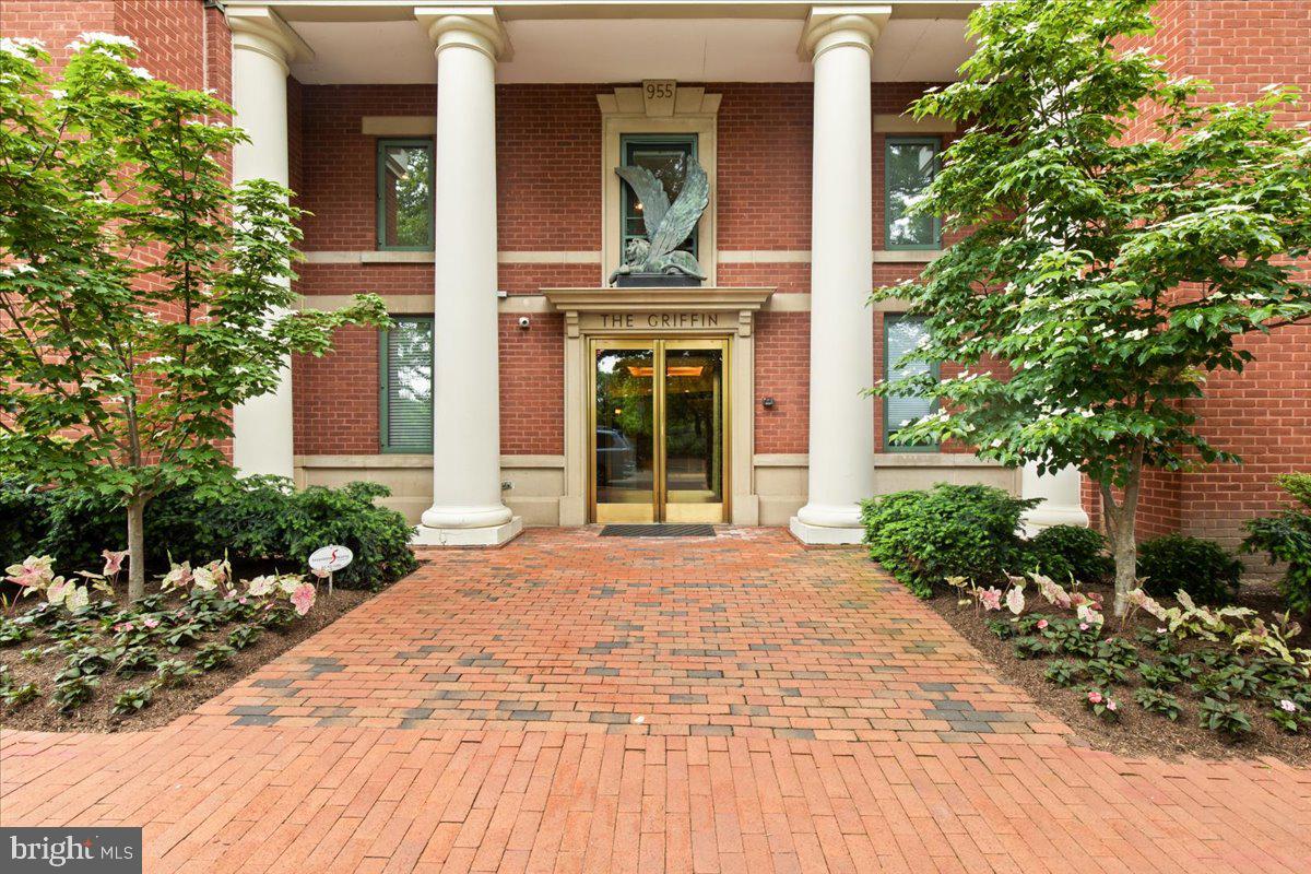 Foggy Bottom - 1 bed Condo + Private Patio