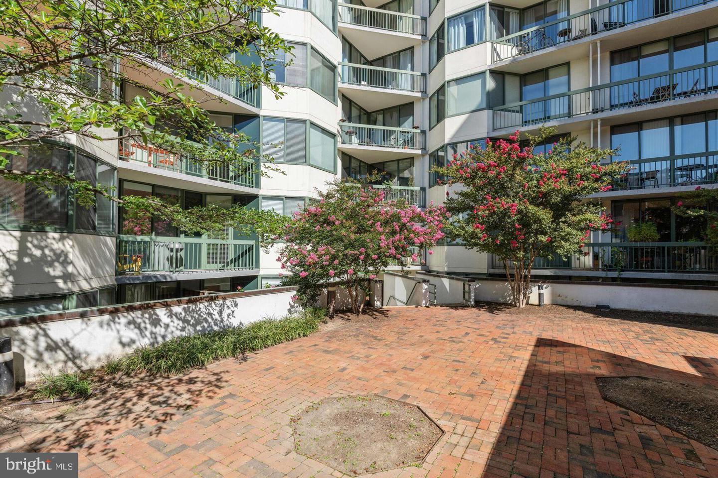Foggy Bottom - 1 bed Condo + Private Patio
