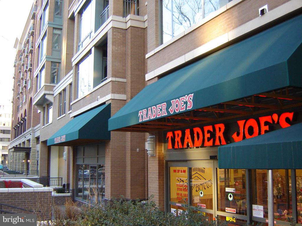 2525 PENNSYLVANIA AVE NW #303