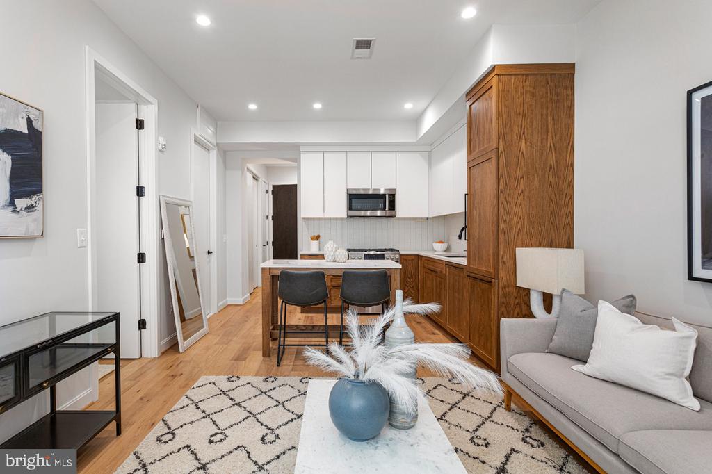 2525 PENNSYLVANIA AVENUE NW Unit: 303