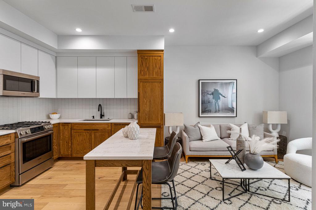 2525 PENNSYLVANIA AVENUE NW Unit: 303